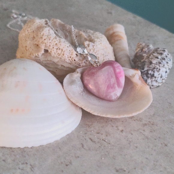 Beautiful Faux Rose Quartz Necklace - Picture 1 of 6